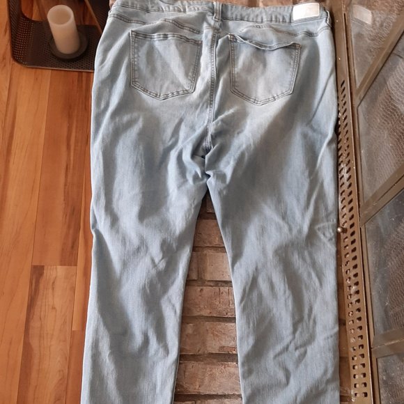 Light Wash Distressed Jeans - Celebrity Pink - Picture 4 of 4